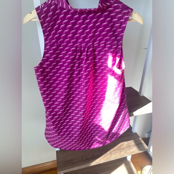 Pink 41Hawthorn V-Neck Blouse Women’s Size Medium.
Bold wave/toothpaste pattern. - Picture 6 of 8